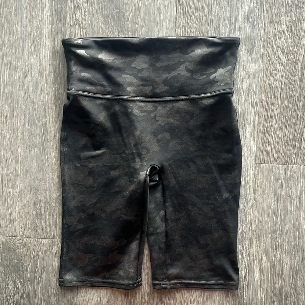 Spanx Faux Leather Biker Shorts ✧ Matte Black Camo ✧ Size S - Picture 2 of 4